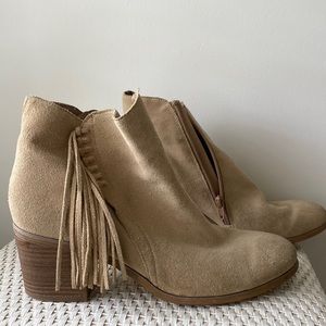 Kenneth Cole nude fringe ankle booties size 10